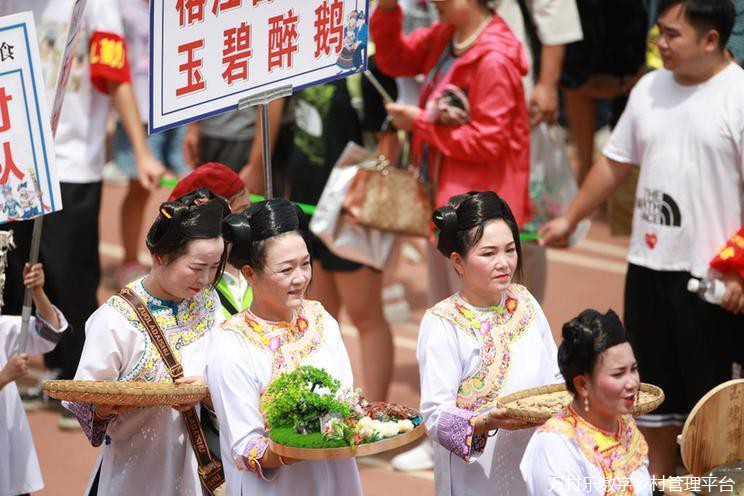 电商带货：产销两旺 富足山乡——贵州村超“踢”出就业增收新天地